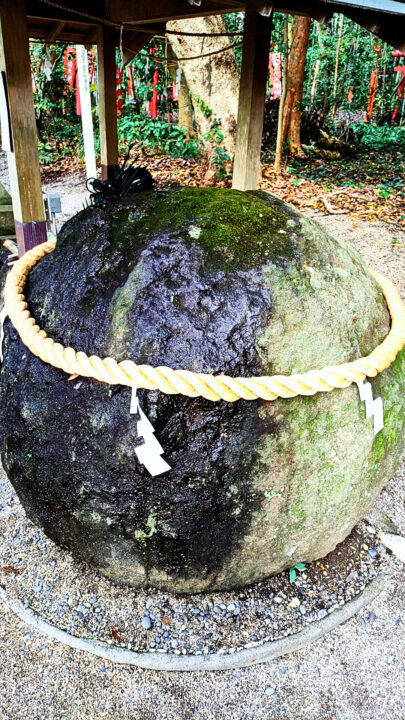 花の窟神社境内の丸石神