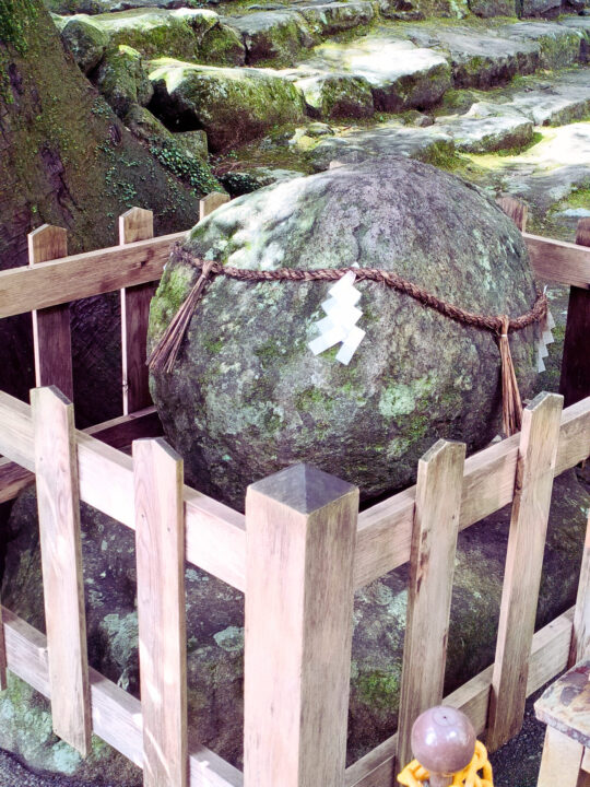 飛瀧神社の丸石神