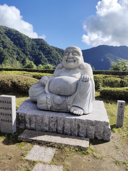 青岸渡寺三重塔の近くにある大黒天像