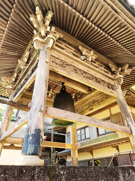 青岸渡寺境内の鐘