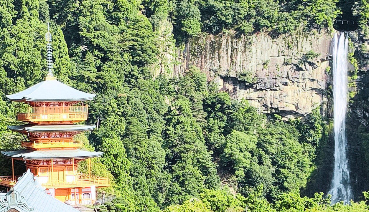 青岸渡寺三重塔と那智の滝