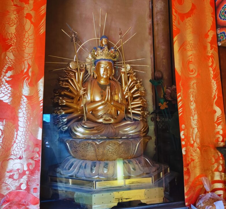 青岸渡寺三重塔の千手観音菩薩像